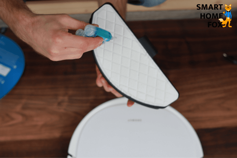 Очиститель наносится на салфетку OZMO T8.